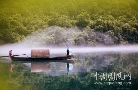  心中若有桃花源，何处不是水云间