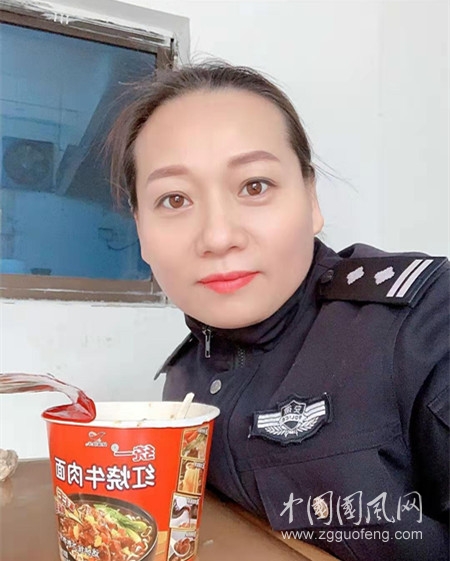 抗疫第一线  美哉女警官（文  王锦森）