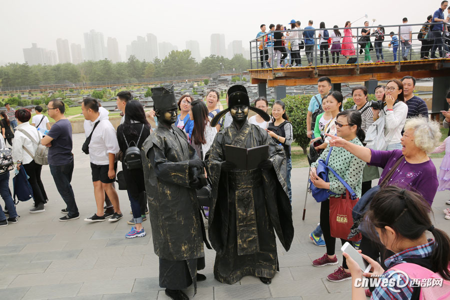 大明宫遗址公园里的活体雕塑让游客惊喜