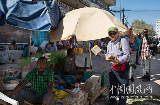 这个国家穷得只剩下钱，钞票在街头成捆卖！