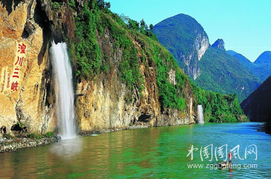 湟川三峡全长一公里, 两岸景色迷人