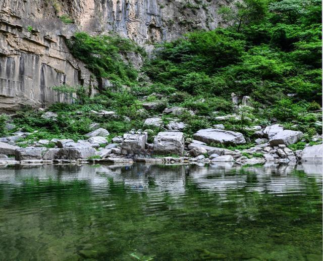 和太行大峡谷同属一个大景区，没有门票，几十元管吃住，景美如画