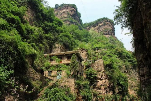 和太行大峡谷同属一个大景区，没有门票，几十元管吃住，景美如画