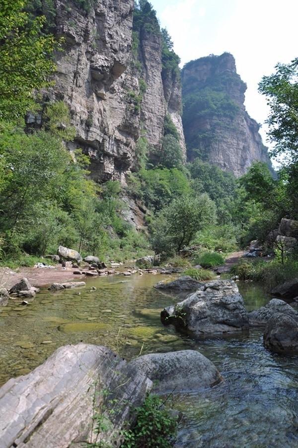 和太行大峡谷同属一个大景区，没有门票，几十元管吃住，景美如画