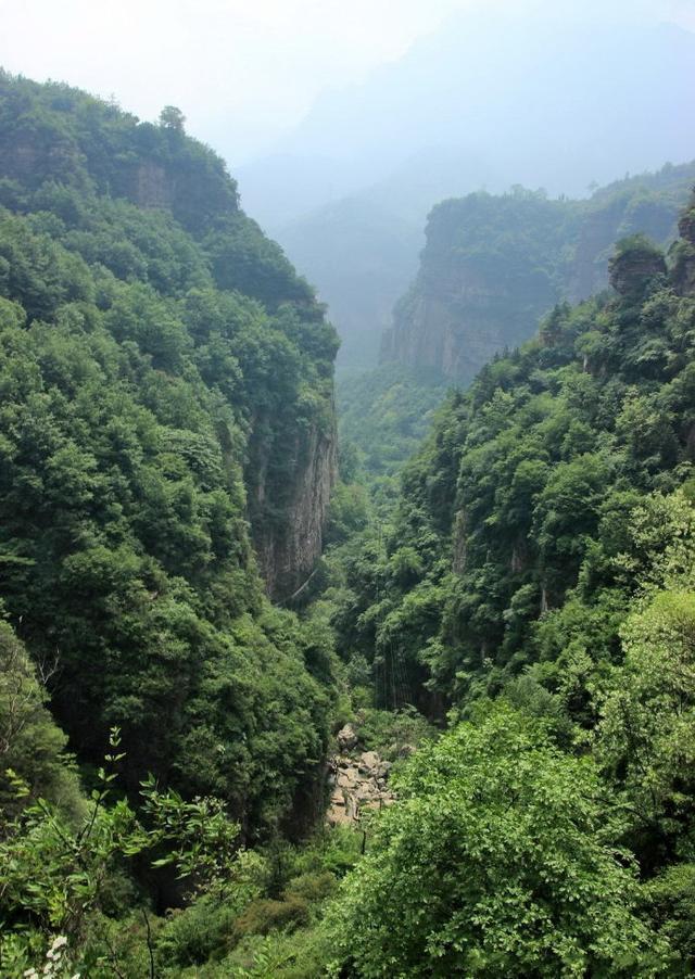 和太行大峡谷同属一个大景区，没有门票，几十元管吃住，景美如画