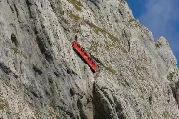 世界上最陡峭的火车，车身一半悬空于山脊