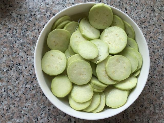 茄子这么做特别好吃，外酥里嫩，还要配上秘制的酱汁