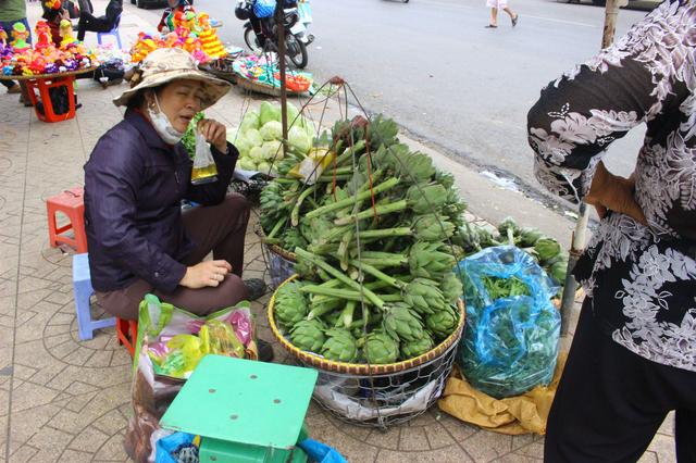 越南夜市上的奇葩食物，炭烤的披萨，手提的龙虾，你见过几种？