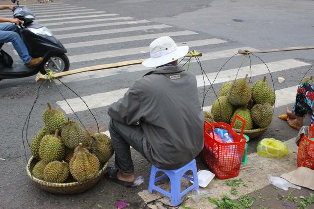 越南夜市上的奇葩食物，炭烤的披萨，手提的龙虾，你见过几种？