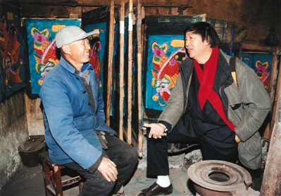 冯骥才(右)在普查中发现了天津杨柳青镇南宫庄子唯一活态的“粗活”年画艺人王学勤（左）