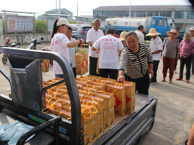 1、9月16日仲利食品前往铚城村为环卫工人赠送月饼.JPG
