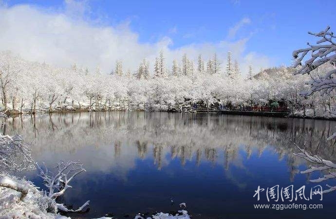 《雪色天池》    （文/青春鸟）